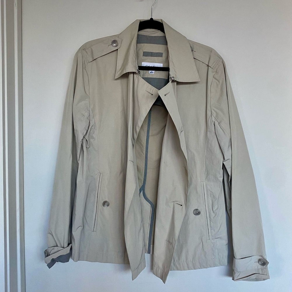 Calvin Klein women’s tan, short trench coat. Size S, button up. Great condition